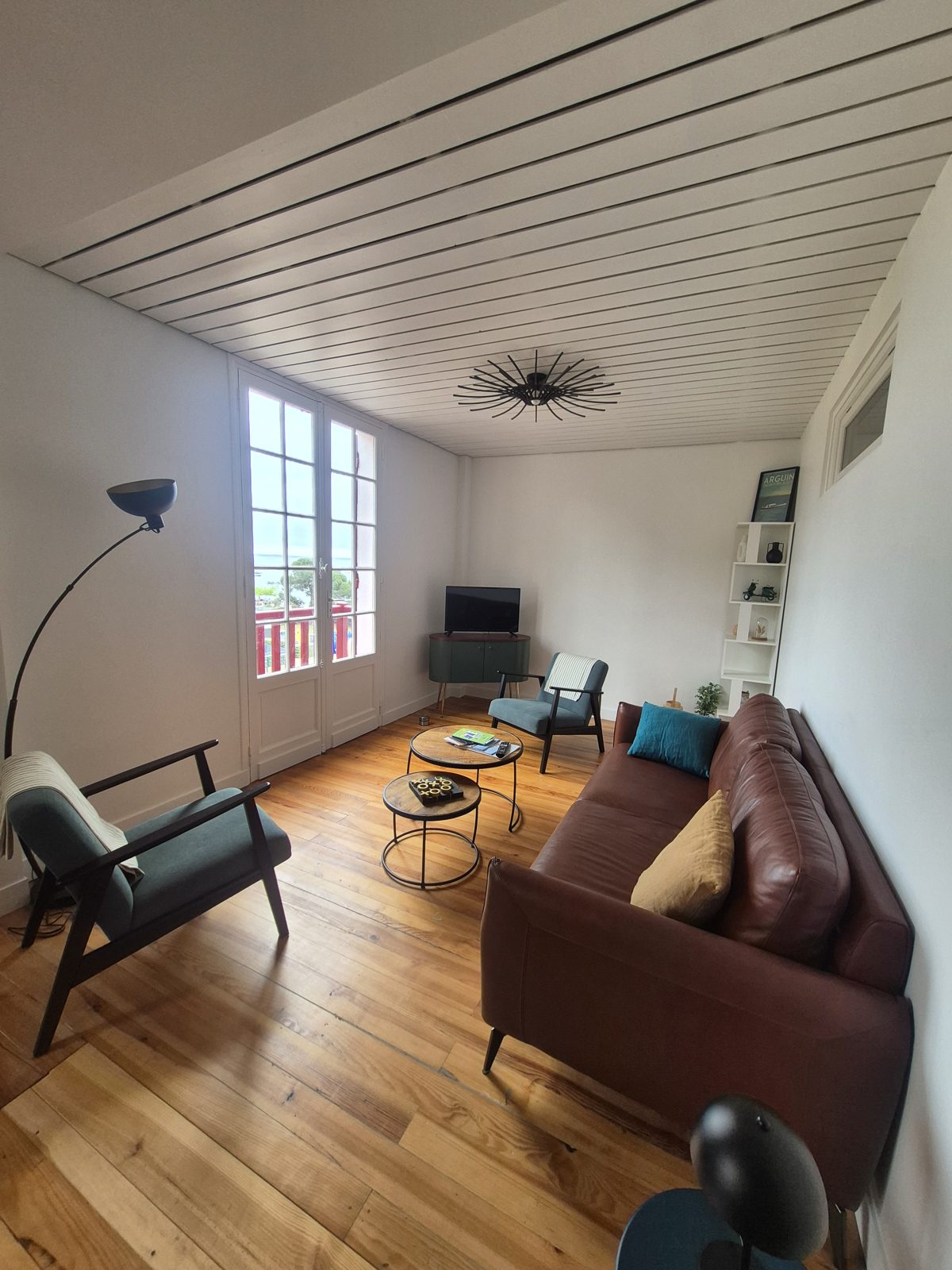 Séjour rénové de l'appartement avec vue bassin, Grand Piquey