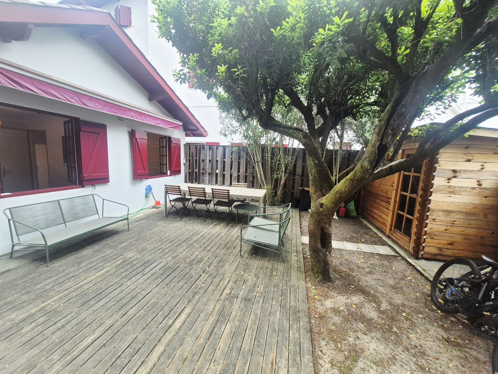 Maison de pays en plain-pied avec terrasse en bois, Grand Piquey